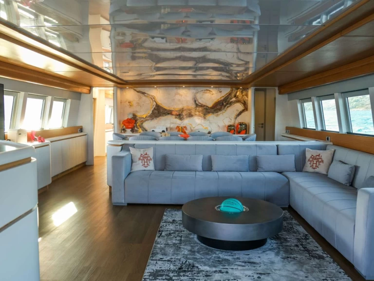 Hire Luxury Yacht Baglietto with a boat licence