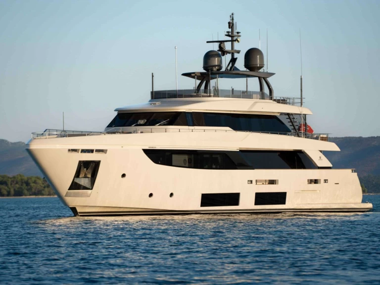 Hire Luxury Yacht Custom Line with a boat licence