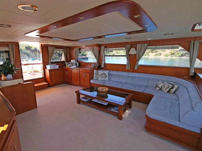 Hire Luxury Yacht Custom with a boat licence