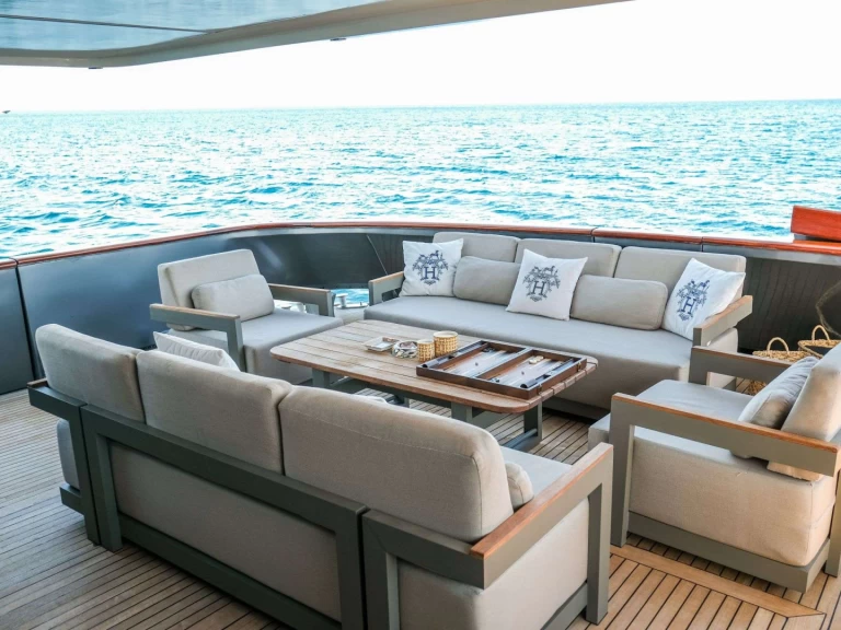 Hire Luxury Yacht Baglietto with a boat licence