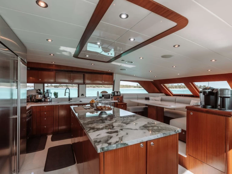 Hire Luxury Yacht Hargrave with a boat licence