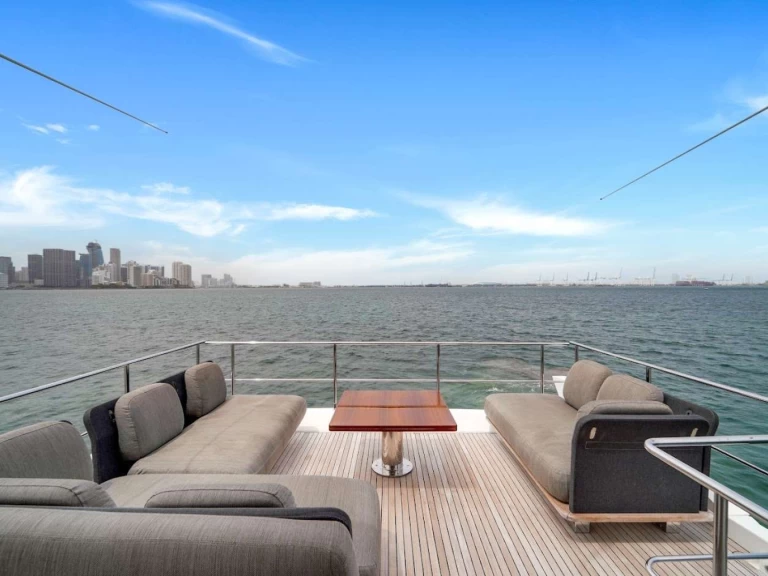 Hire Luxury Yacht Azimut with a boat licence