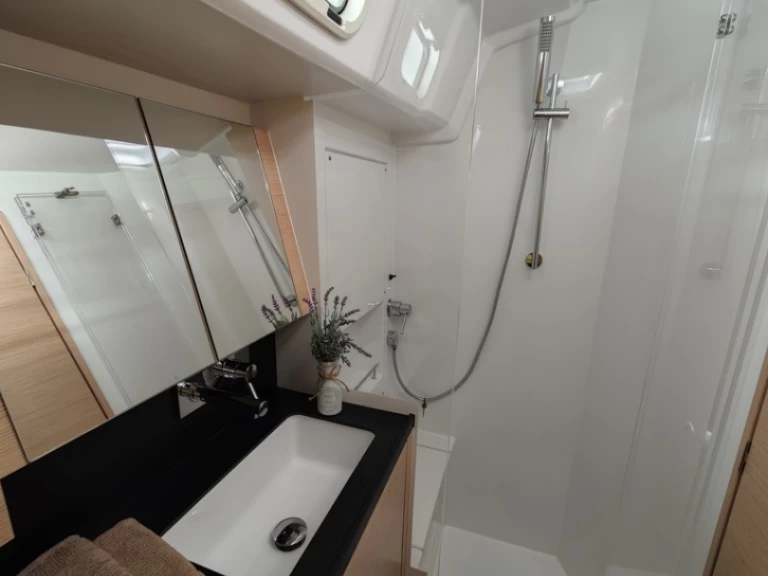 Sailboat to hire Pomer at the best price