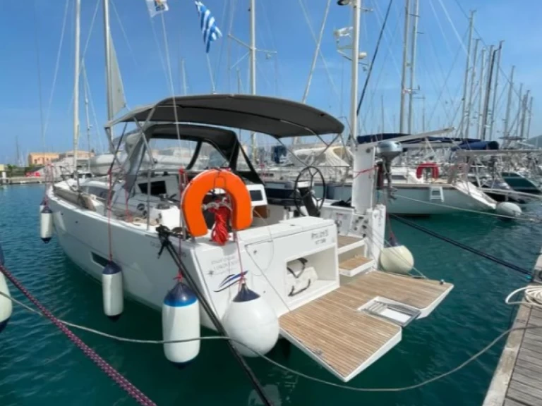 Charter a Dufour Dufour 390 in Lefkáda on Samboat