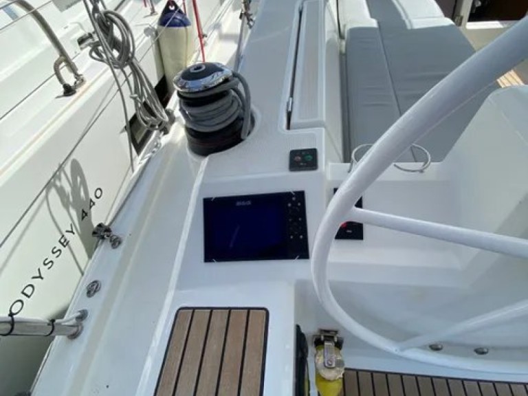 Hire a Bénéteau Oceanis 41.1 Lefkáda