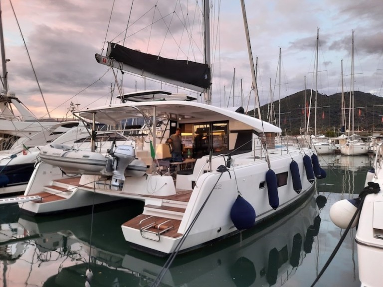 Hire Catamaran Lagoon with a boat licence