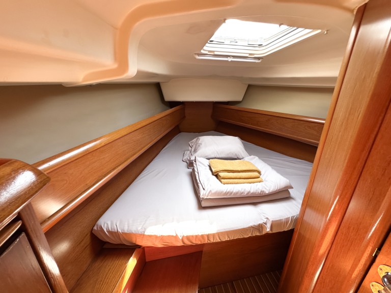 Hire Sailboat Jeanneau with a boat licence