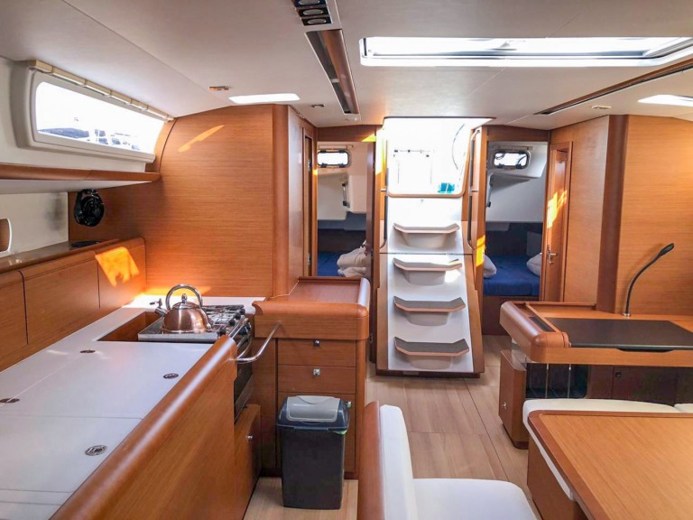 Sailboat to hire Pálairos at the best price