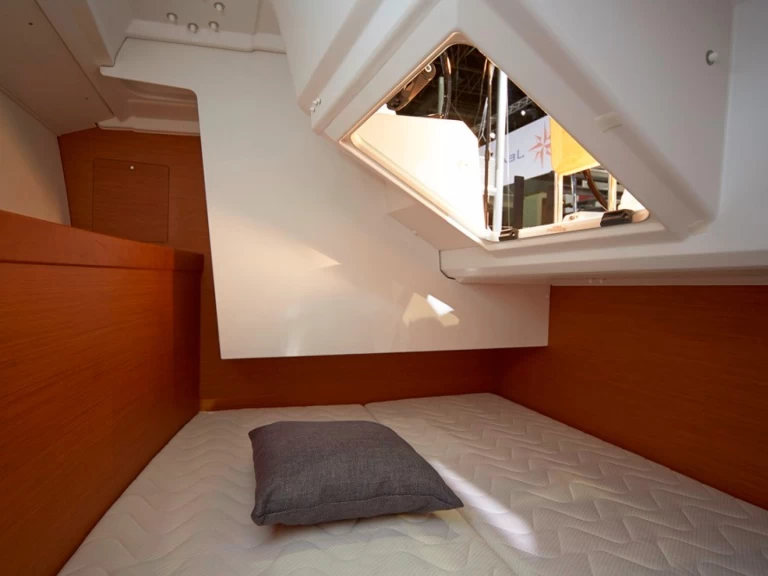 Hire Sailboat Jeanneau with a boat licence