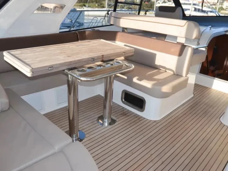 Hire Motorboat Bavaria with a boat licence