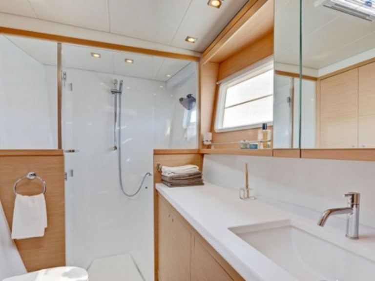 Catamaran to hire Lávrio at the best price