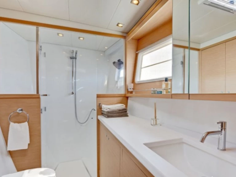 Catamaran to hire Lávrio at the best price