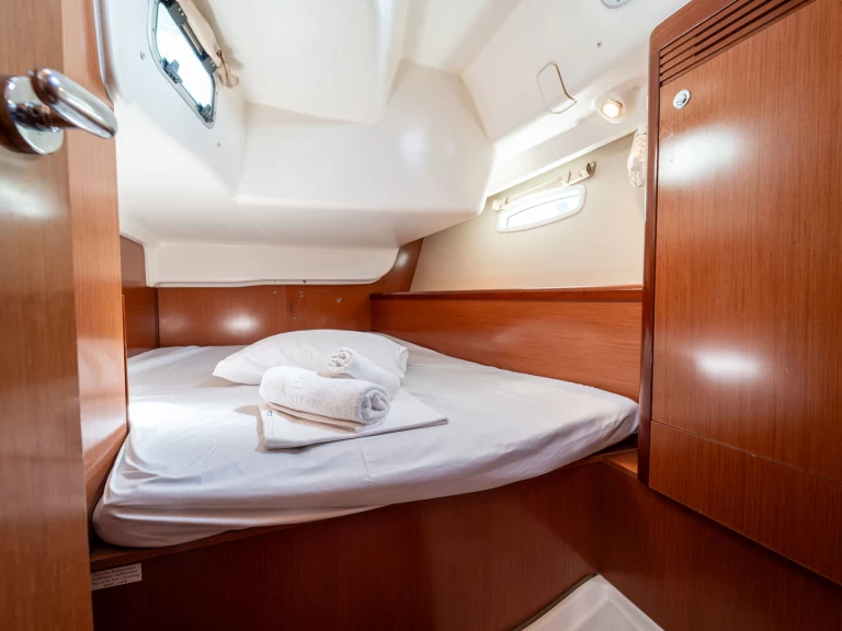 Hire a Bénéteau Oceanis 43 Kavála