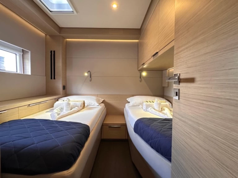 Hire Catamaran Lagoon with a boat licence