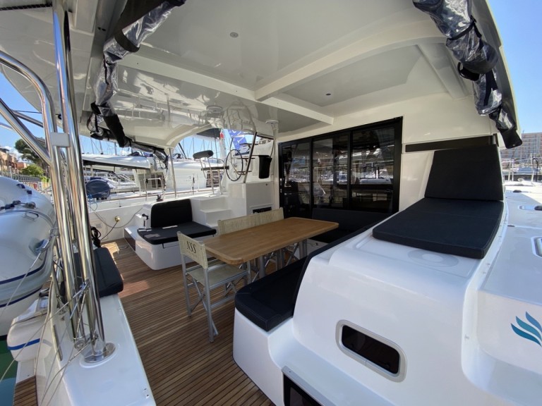 Catamaran to hire Cugnana Verde at the best price