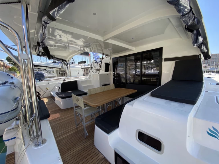 Catamaran to hire Cugnana Verde at the best price