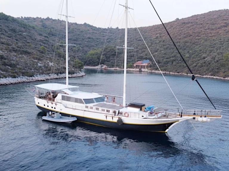Sailboat to hire Split at the best price