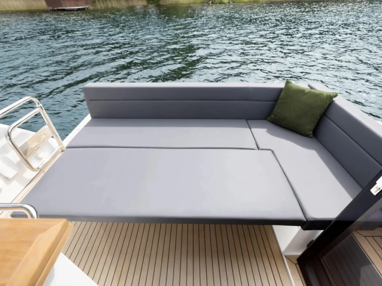 Yacht charter Biograd na Moru - Sealine Sealine C335 on SamBoat