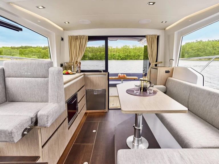 Hire a Sealine Sealine C335 Biograd na Moru