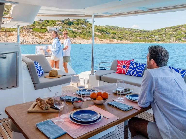 Charter a Fountaine Pajot Fountaine Pajot FP 44 Quatuor - 4 + 2 cab. in Alimos on Samboat