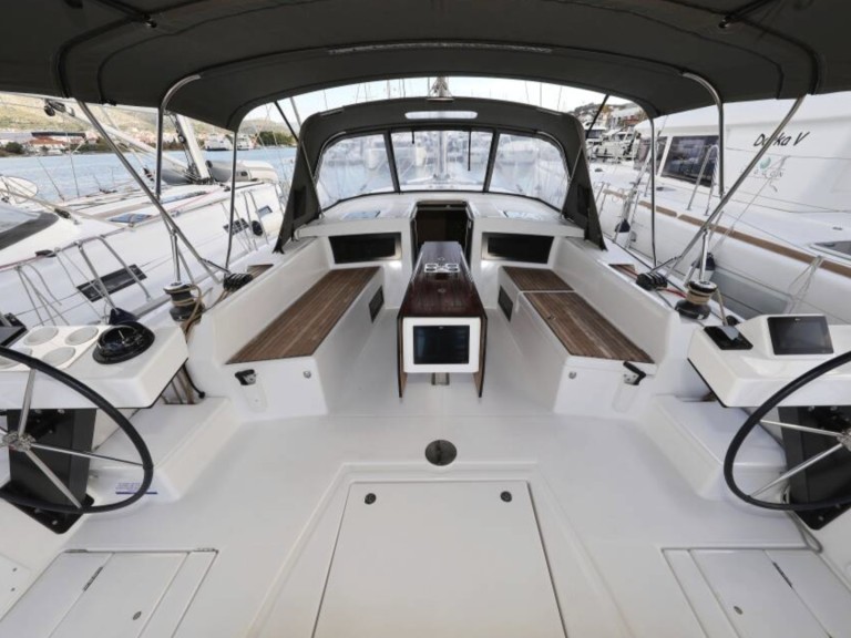 Sailboat to hire Seget Donji at the best price