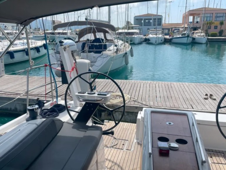 Hire a Dufour Dufour 390 Lefkáda