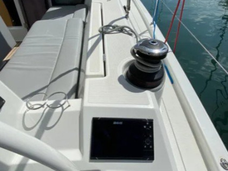 Charter a Bénéteau Oceanis 41.1 in Lefkáda on Samboat