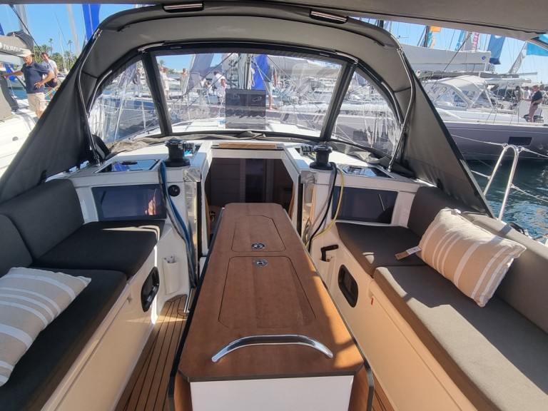 Sailboat hire in Golfe-Juan - Dufour Dufour 44