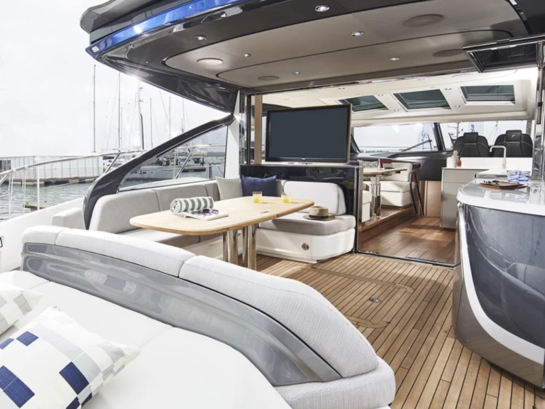 Hire a Princess Princess V55 Port de Saint Tropez