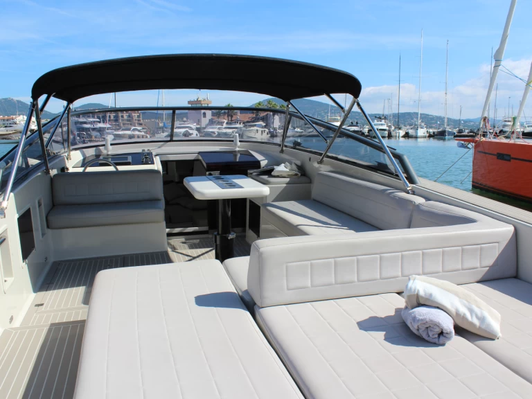 Motorboat to hire Port de Saint Tropez at the best price