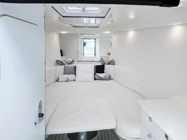 Motorboat hire in Port de Saint Tropez - VanDutch VanDutch 40