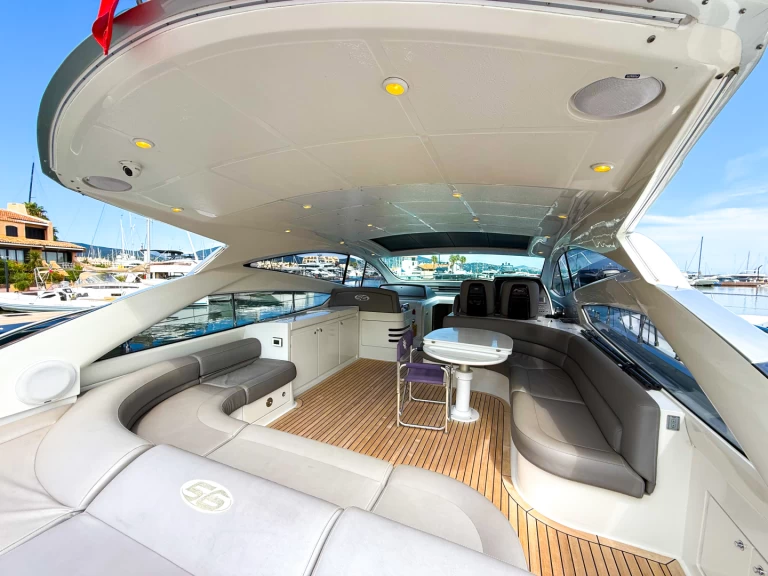 Hire Motorboat persing with a boat licence