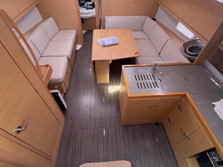 Yacht hire Hyères cheap DUFOUR 390