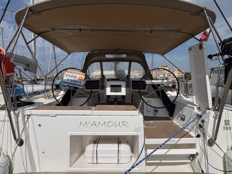 Charter a 3 DUFOUR 390 in Hyères on Samboat