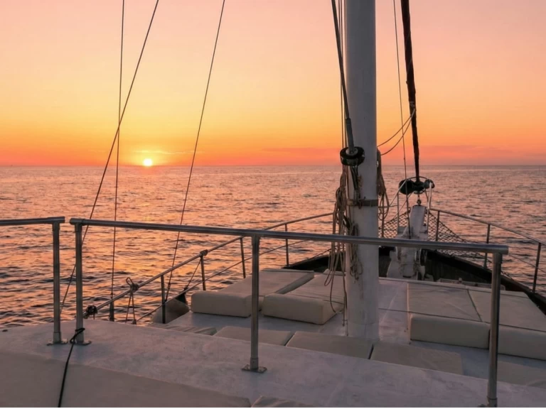 Luxury Yacht to hire Castellammare del Golfo at the best price