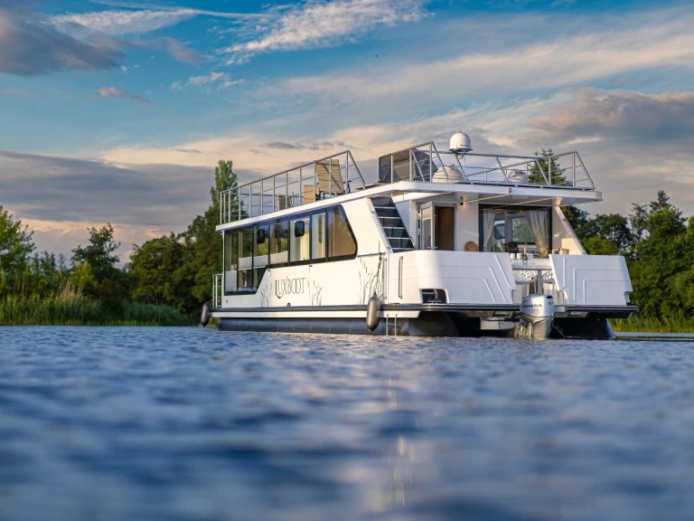 Yacht charter Templin - Luxboot Luxboot - BT02 on SamBoat