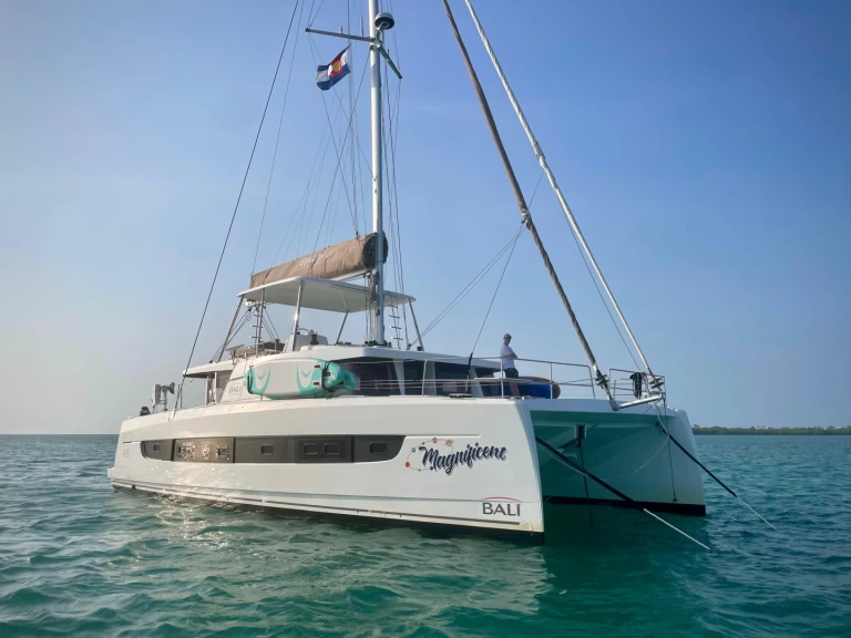 Yacht hire Belize City cheap Magnificent