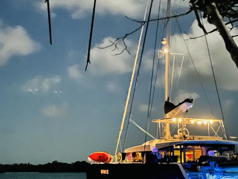 Charter a Lagoon Ventana al Mar in Belize City on Samboat