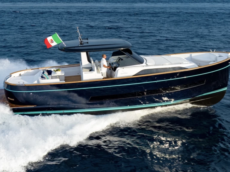 Motorboat to hire Port de Saint Tropez at the best price