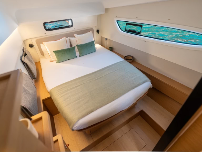 Hire a Excess Excess 13 - 4 + 1 cab. Alimos