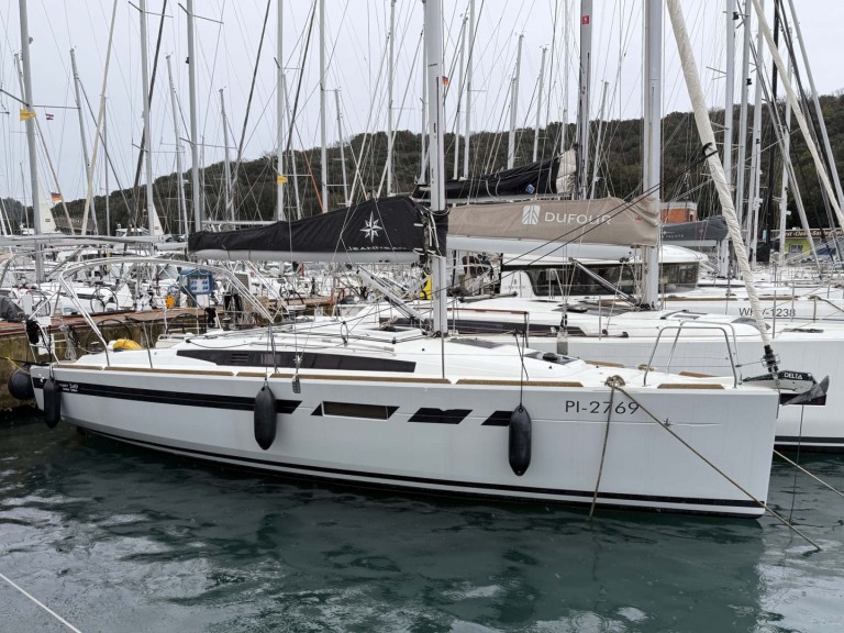 Hire Sailboat with or without skipper Jeanneau Pula