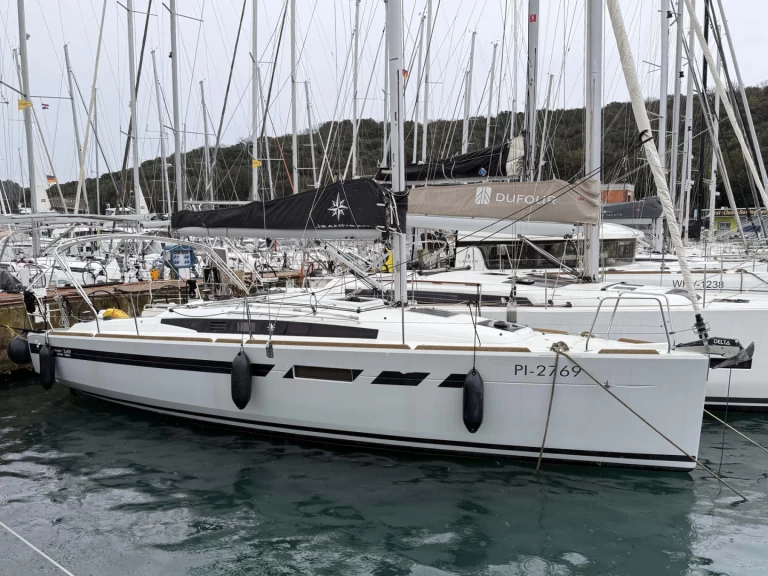 Hire Sailboat with or without skipper Jeanneau Pula