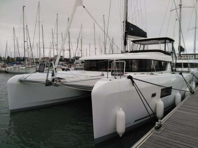 Hire Catamaran Lagoon with a boat licence
