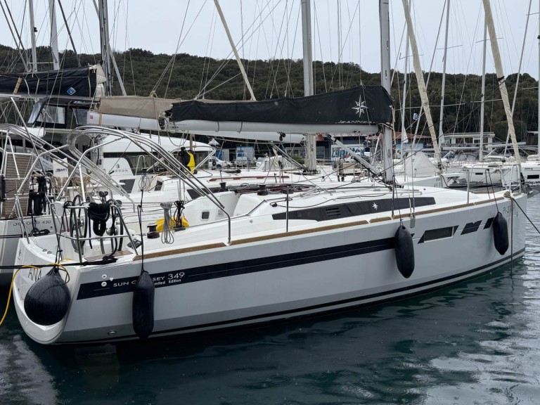 Hire Sailboat with or without skipper Jeanneau Pula