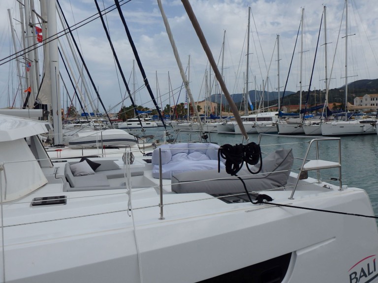 Catamaran to hire Nikiána at the best price