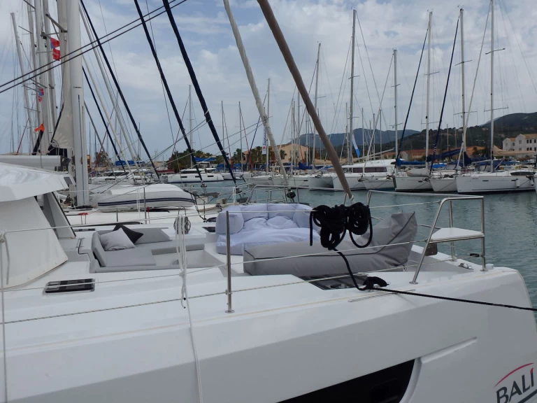 Catamaran to hire Nikiána at the best price