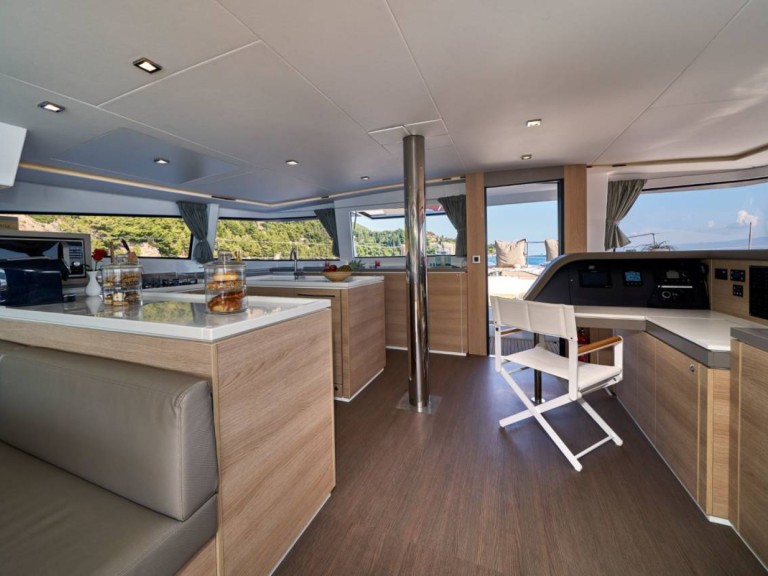 Yacht hire Nassau cheap Bali 5.4