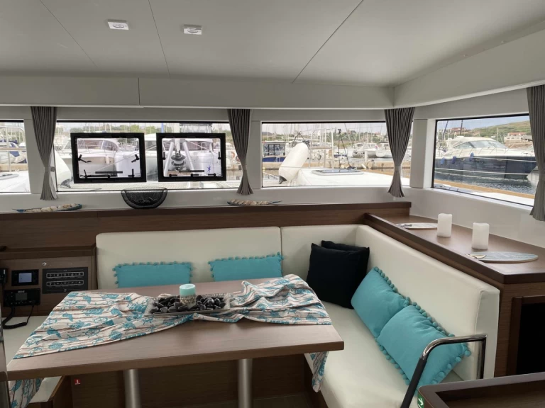 Charter a Lagoon Lagoon 40 in Paros (Island) on Samboat