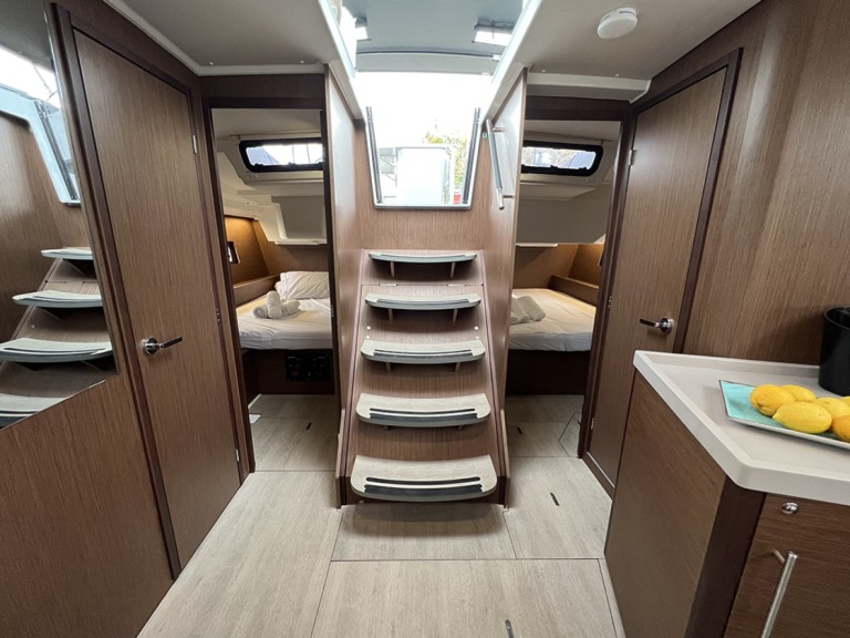 Sailboat hire in Alimos - Bénéteau Oceanis 46.1