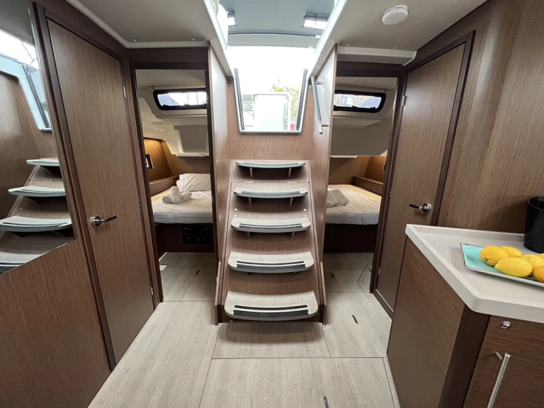 Sailboat hire in Alimos - Bénéteau Oceanis 46.1